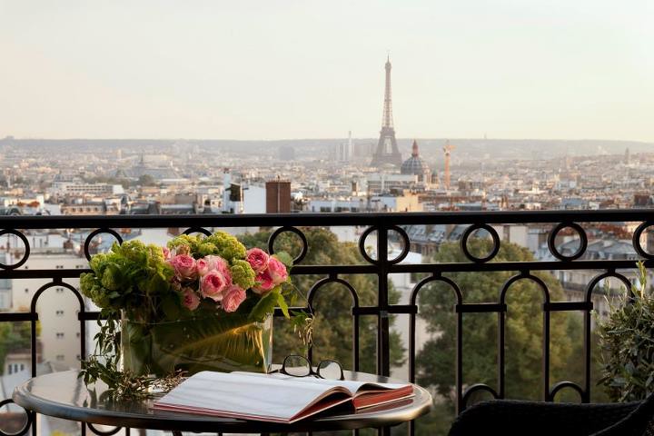 Tour Eiffel vista da un romantico terrazzo a Parigi