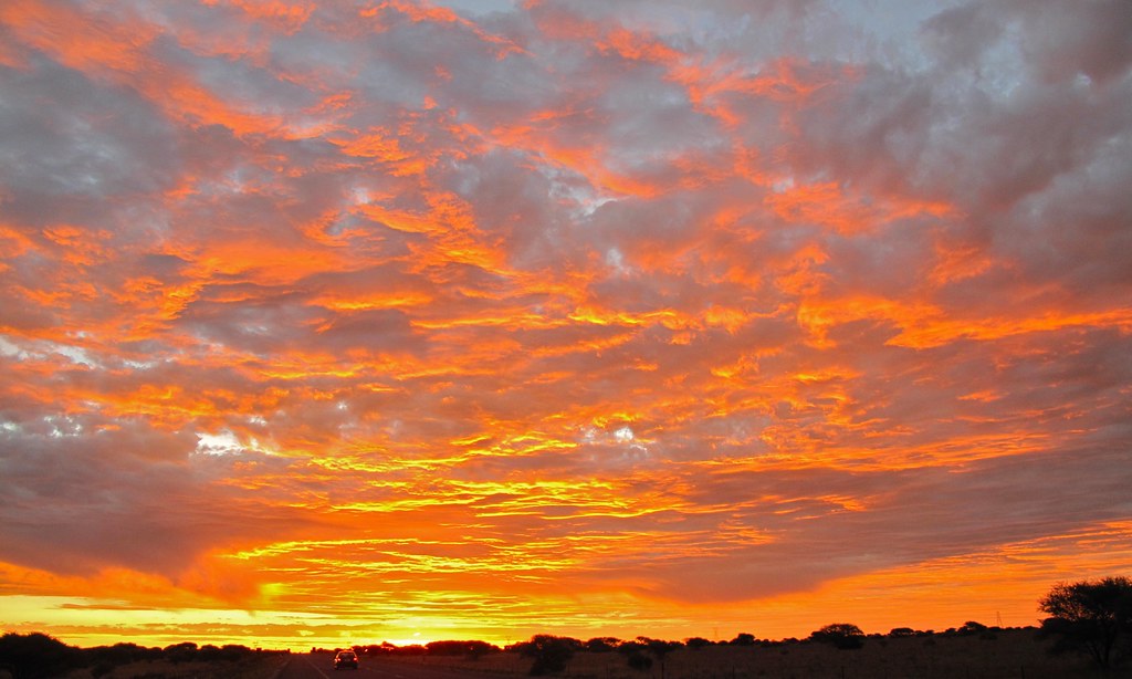 Tramonto bellissimo con cielo tendente al giallo