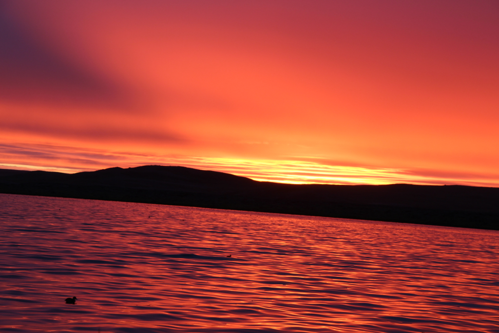 Tramonto che tinge cielo e mare di rosso