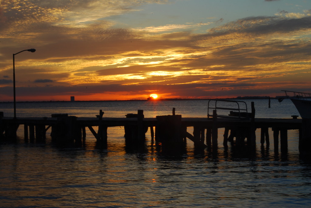 Tramonto con sole piccolo al porto