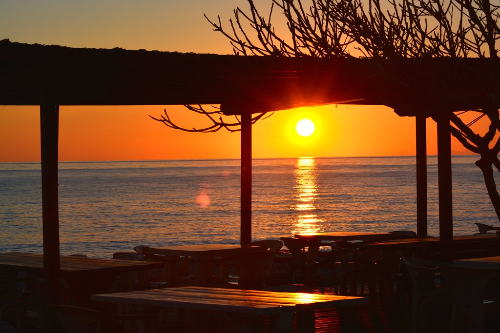 Tramonto visto da esterno di ristorante sulla spiaggia