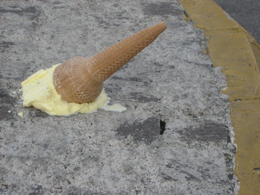 Tristezza nel vedere un cono gelato gettato a terra