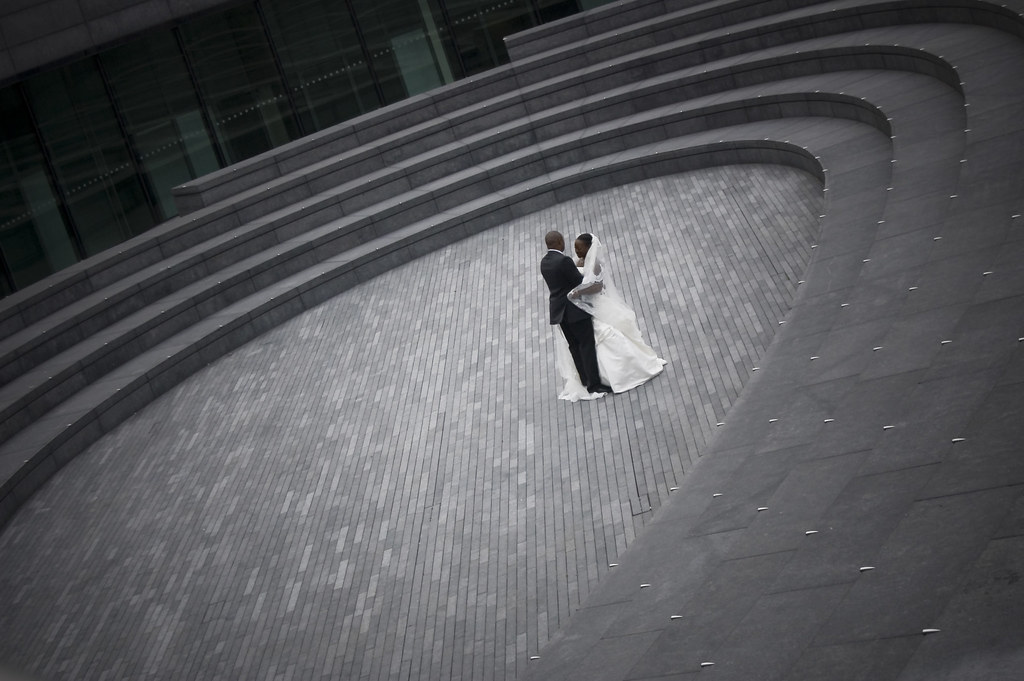 Un ballo romantico degli sposi in una arena