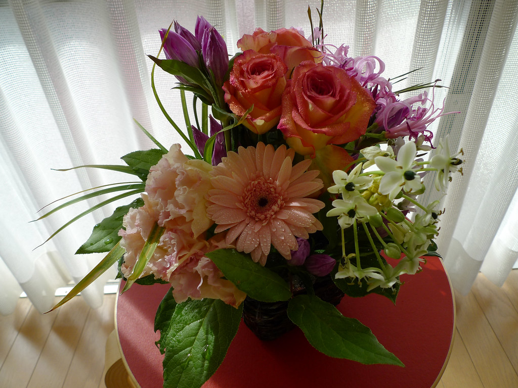 Vaso di fiori che contiene anche rose