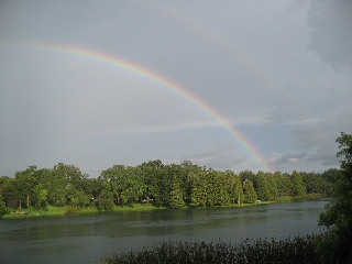 Arcobaleno che costeggia fiume