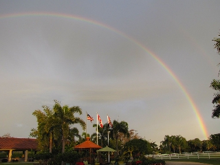 Arcobaleno che si erge da campetto