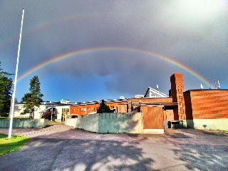 Arcobaleno che sovrasta complesso cittadino