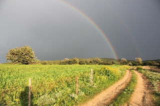 Arcobaleno con piccolo doppio sopra Karpaz