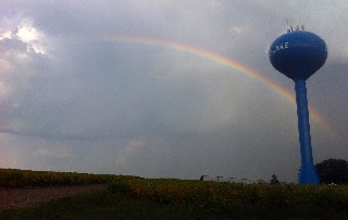 Arcobaleno dietro una torre