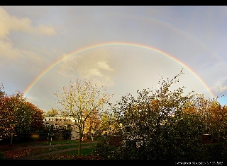 Arcobaleno in un bel cielo luminoso