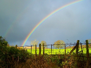 Arcobaleno luminoso con dietro piccolo doppione