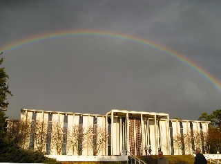 Arcobaleno sopra immobile biancastro