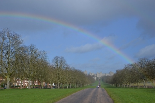 Arcobaleno sopra stradina in zona verde