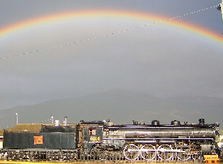 Arcobaleno sopra vecchia locomotiva