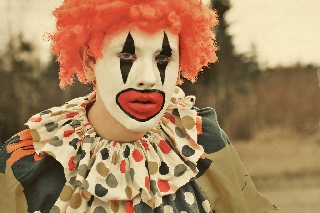 Clown con capelli arancioni molto triste