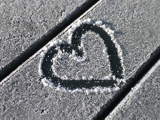 Cuore disegnato su basamento innevato