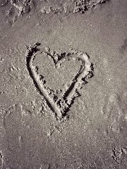 Cuore disegnato sulla sabbia della spiaggia