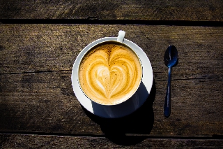 Cuore formatosi su schiuma di caffè