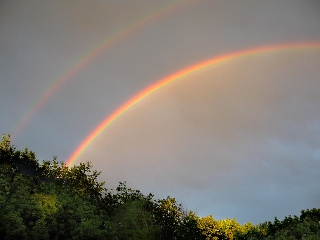 Doppio arcobaleno in cielo triste