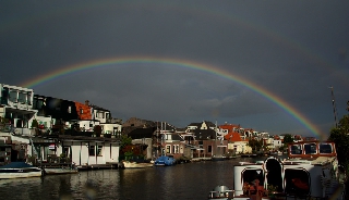 Doppio arcobaleno sopra laguna