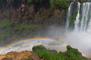 Doppio arcobaleno sotto la cascata