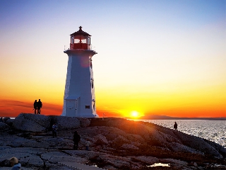 Faro al tramonto in paesaggio romantico