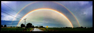 Grande arcobaleno con luce intensa sottostante