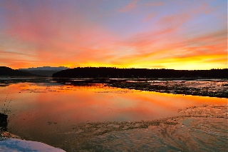 Lago dalle tinte arancioni al tramonto