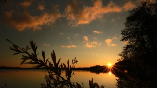 Lago romantico al tramonto