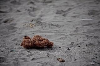 Orsetto tristemente abbandonato sulla spiaggia