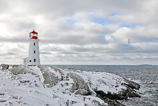 Paesaggio invernale romantico con bellissimo faro