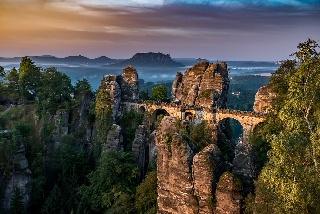 Paesaggio romantico con ponte tra rocce