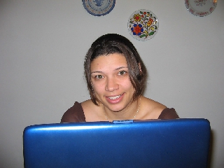 Ragazza sorridente oltre il computer portatile