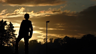 Suggestiva silhouette di ragazzo al tramonto