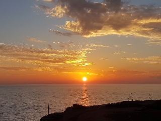 Tramonto molto luminoso su incantevole mare