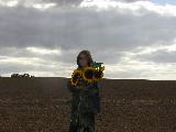 Immagine ragazza Ragazza che tiene alcuni girasoli tra le mani