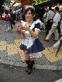 Immagine ragazza giapponese Ragazza giapponese vestita da cameriera a Tokyo in Giappone