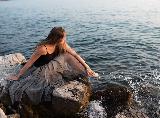 Immagine ragazza Ragazza in Croazia su scoglio che ammira il mare